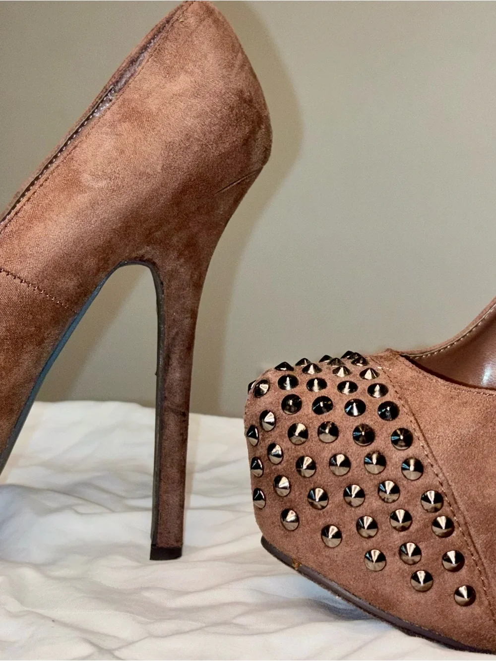 Breckelles bold studded